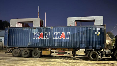 Lini produksi kayu lapis dikirimkan dengan lancar